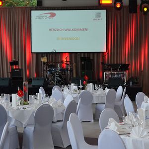 Im gut 900 Quadratmeter großen Showroom war festlich gedeckt.(Foto:  Grimm)