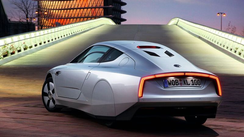 Die Zukunft kam anders: Der VW XL1 ging 2013 in Kleinserie, hatte aber keine Vorbildfunktion. Das 390 kg schwere Fahrzeug hatte zwei hintereinander angeordnete Sitze. Dadurch ergab sich eine windschlüpfige Karosserie von 3,65 m Länge und 1,25 m Breite und ein Strömungswiderstandskoeffizient (cw) von 0,159. Die Stirnfläche fiel durch die hintereinander liegenden Sitze mit 1,0 m² etwa halb so groß wie bei damaligen Pkw aus. ei einer werbewirksamen Anreise zu einer VW-Hauptversammlung von Wolfsburg nach Hamburg im April 2002 erreichte der damalige VW-Chef Ferdinand Piëch einen Durchschnittsverbrauch von 0,89 Liter Diesel auf 100 km bei einer Durchschnittsgeschwindigkeit von ca. 72 km/h. (Bild: VW)
