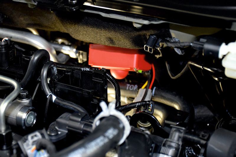 Der Ultraschallsender schützt den Bereich der Spritzwand mit den empfindlichen Wasserschläuchen der Heizung und Unterdruckschläuchen der Motorsteuerung. (Holz)