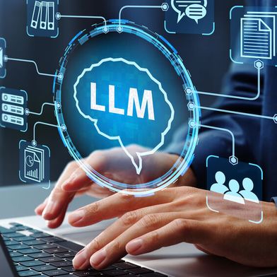 Schatten-KI entsteht durch unkontrollierte Nutzung externer KI-Tools und kann Sicherheits- sowie Compliance-Risiken verursachen, wenn Prozesse und Richtlinien fehlen. (Bild: © tadamichi - stock.adobe.com)