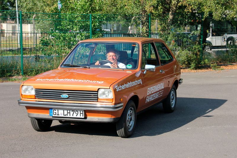 Erst beim zweiten Blick kommt man ins Stutzen, da stimmt doch etwas nicht? Tatsächlich ist dieser Ford Fiesta I der einzige seiner Art: Von Ford Köln 1977 nach Lübeck ausgeliefert, nahm sich die Abteilung Fahrzeugtechnik der Fachhochschule Bingen des Wagens an. Seit 1979 liefert er nun Erkenntnisse für passiven Unfallschutz. Man setzte den Fahrer einfach in die Wagenmitte, das verbesserte die Wirkung der vergrößerten seitlichen Aufprallzonen beim Crash ganz erheblich. Der aufwendige Umbau umfasste die Verlagerung von Pedalerie, Sitz, Gurt und Steuerung, schließlich bekam das Versuchsfahrzeug auch die Straßenzulassung. Vielen Dank für diese einmalige Rarität an Bernd Gerich, Ingenieurbüro Gerich aus Wettenberg. (Lebenshilfe)