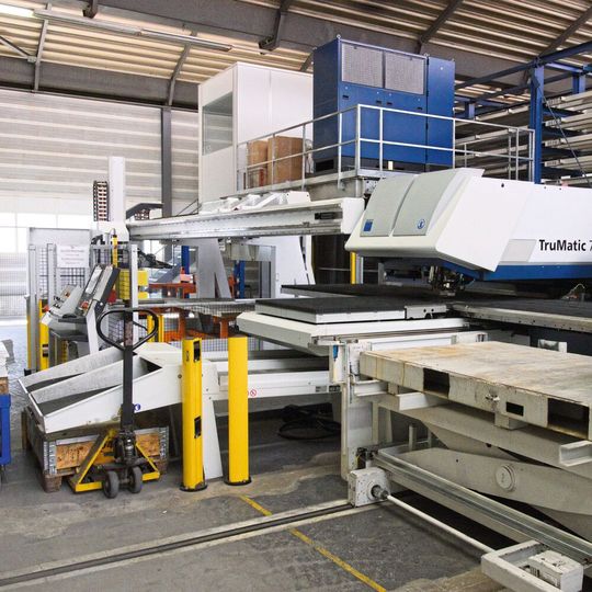 Wirtschaftlich bei kleinen bis grossen Serien: Auf der vollständig automatisierten, kombinierten Stanz-Laseranlage können die Blechverarbeiter bei Fischer Frech-Hoch in Meisterschwanden bedienerlos komplexe Blechteile fertigen. Wirtschaftlich bei kleinen bis grossen Serien: Auf der vollständig automatisierten, kombinierten Stanz-Laseranlage können die Blechverarbeiter bei Fischer Frech-Hoch in Meisterschwanden bedienerlos komplexe Blechteile fertigen.