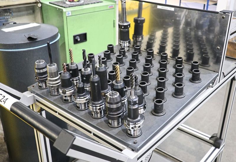 Die voreingestellten Komplettwerkzeuge auf dem Weg zur Werkzeugmaschine: Auch die Wagenplätze sind in Win Tool definiert.(Bild:  Haimer)