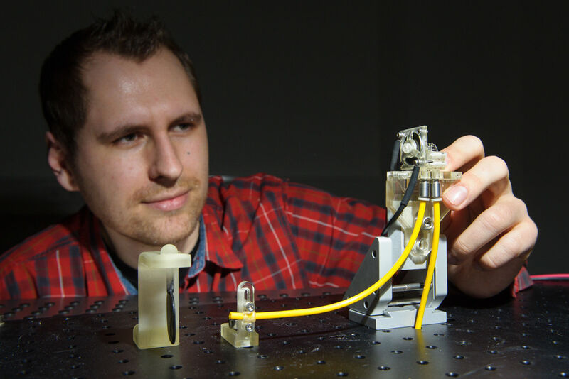 Ingenieur Marc Hill, wissenschaftlicher Mitarbeiter von Prof. Stefan Seelecke, hat den Prototyp des Druckluft-Ventils aus Folie im Rahmen seiner Doktorarbeit mitentwickelt. (Bild: Univ. d. Saarlandes, Oliver Dietze)