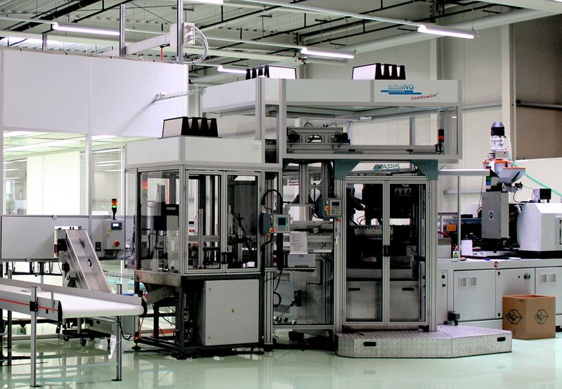 Über gekapselte Förderbänder werden die Produkte vollautomatisiert in den Reinraum eingeschleust. (Bild: Schilling Engineering)