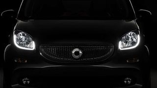 Im November kommt der neue Smart als Zwei- und Viertürer mit einigen Neuerungen in den Handel – und überrascht außerdem mit einem Weltrekord-Wendekreis. (Foto: Daimler)