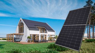 Das monokristalline 410-W-PERC-Silizium-Photovoltaik-Modul NU-JC410B mit 108 Halbzellen hat eine weiße Rückseitenfolie und einen schwarzen Rahmen.  (Bild: Sharp)