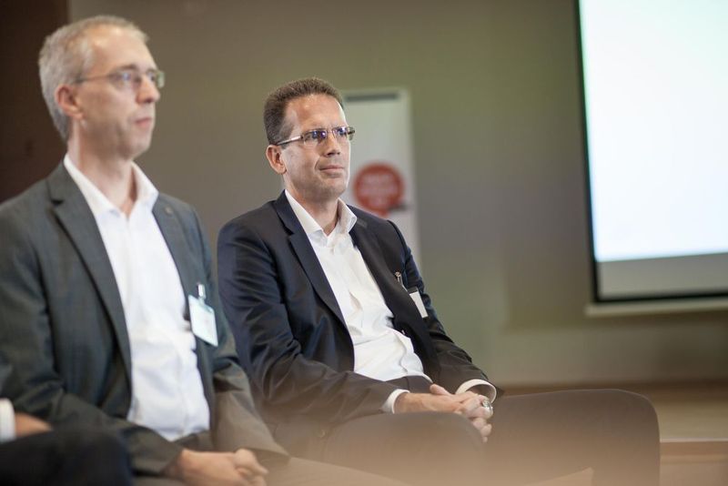 Fishbowl-Diskussion der Chief Digital Officer: links Axel Schönfeld (Clariant), Jörg Krey (Wacker Chemie) (Gollin)