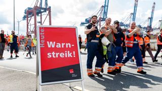 Mal wieder Tarifverhandlungen mit Streiks. Seit gestern haben in Hamburg und Bremerhaven die Hafenarbeiter zum Teil die Arbeit niedergelegt. Für heute rief die Gewerkschaft Verdi dazu auf, die Streiks auszuweiten, wie die dpa meldet. Es geht um Folgendes ... (Bild: dpa / Scholz)