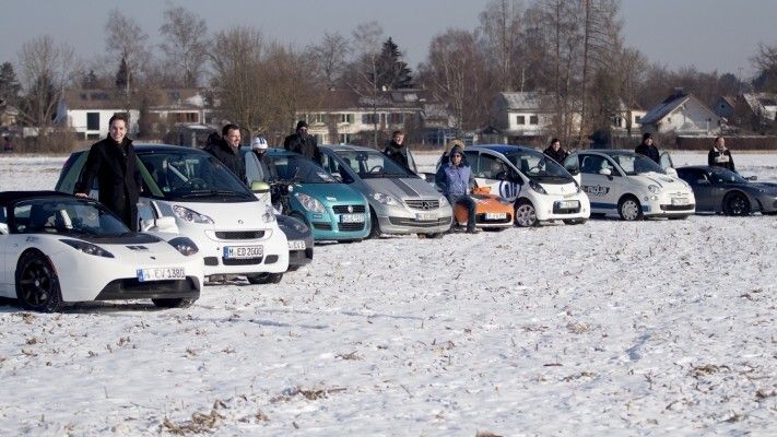 Cooler Auftakt zur Reifeprüfung: Bei -13 °C ging es für die ersten elf Elektrofahrzeuge auf eine 50 km lange Tour durchs Voralpenland. (Bild: TÜV SÜD)
