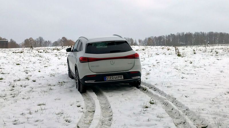 4. Der Antrieb: Mit zwei Elektromotoren, die zusammen 215 kW/292 PS leisten, und einem Drehmoment von gewaltigen 520 Newtonmetern beschleunigt der 350 4-Matic in Sportwagen-ähnlichen 6,0 Sekunden von Null auf 100 km/h. Doch die Höchstgeschwindigkeit ist auf magere 160 km/h beschränkt. Die Dosierung des Antriebsmoments gelingt leicht, weil sich die elektrischen Fahrmotoren viel feiner regeln lassen, als das bei einem Verbrenner samt Anfahrelement möglich ist. (Bild: Rosenow – »kfz-betrieb«)