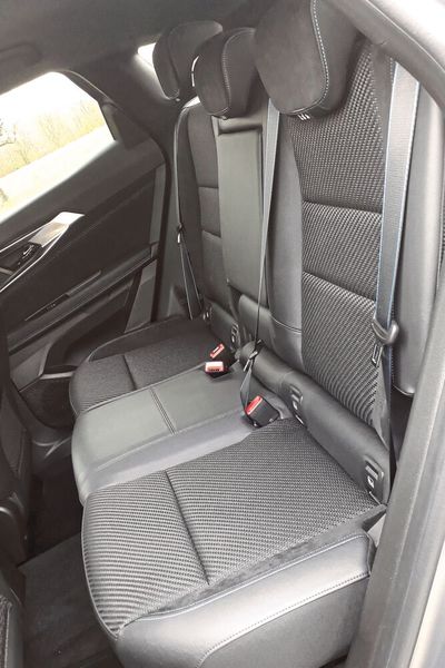 Breite Fondtüren ermöglichen hinten einen bequemen Einstieg. Die Sitzbank lässt sich gegen 400 Euro Aufpreis (auch geteilt) um bis zu 16 Zentimeter in der Länge verschieben. Durch die Mittelarmlehne stehen aber nur zwei bequemen Rückbank-Sitzplätze zur Verfügung. (Bild: Dominsky – VCG)