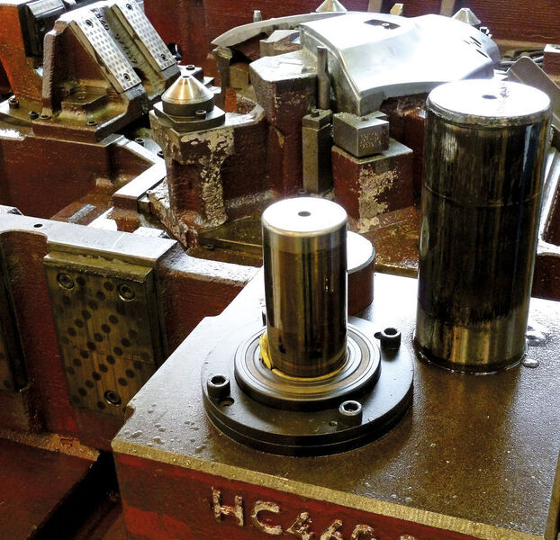 Gasdruckfeder in einem Großwerkzeug bei Ford. Kabellos werden Druckniveau und  Temperatur überwacht. (Archiv: Vogel Business Media)