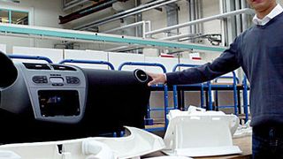 Bild 1: Fertige Baugruppe (weiß) einer Instrumententafel (schwarz). Jedes Lasersinterteil wurde in einem Stück hergestellt. (Archiv: Vogel Business Media)