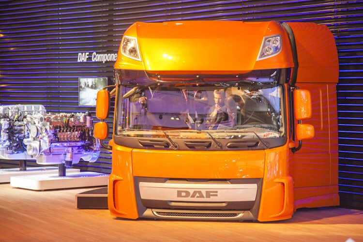 Für einen leichteren Einstieg sorgten auf der IAA Nutzfahrzeuge „Sondervarianten“ des Schwerlast-Flaggschiffs. (Foto: Suffner)