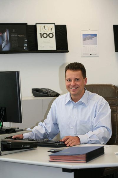 Der Unternehmer und Techniker aus Leidenschaft, Michael Ehrenberger: KBE wurde 1992 von Michael Ehrenberger als Einzelunternehmen gegründet. Der Erfahrungsschatz des Unternehmens beim Einsatz modernster Material-Kombinationen unter Gewährleistung größtmöglicher Standfestigkeiten ist für die Entwicklung der Windkraftanlagen von großer Bedeutung (Archiv: Vogel Business Media)