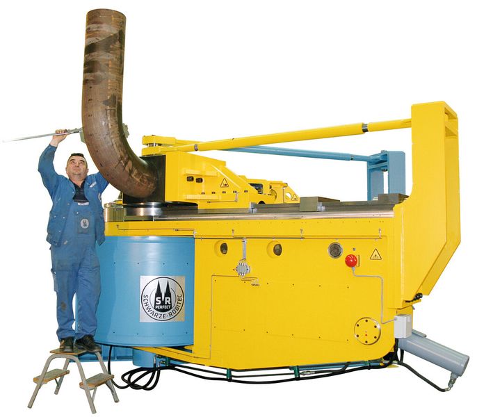 Bild 3: Die Rohrkaltbiegemaschine CNC 320 HD kann Stahlrohre mit einem maximalen Außendurchmesser von 323,9 mm und einer maximalen Wandstärke von 17,5 mm verarbeiten. (Bild: Schwarze-Robitec)