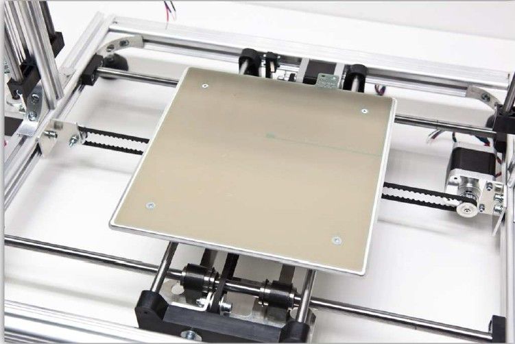 Der 3D-Drucker Velleman K8200 im Aufbau: das Druckbett wird am X-TISCH befestigt (Bild: Velleman nv)