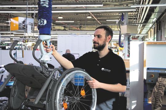 Thanks to JumboFlex Generation 2, employees can effortlessly move wheelchairs weighing as much as 40 kilograms.(Image: Lard)