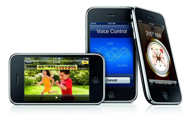 iPhone 3GS: Mit dem Modell des Jahres 2009 führte Apple sein „Tick-Tock“-Prinzip ein, bei dem die iPhones alle zwei Jahre radikal erneuert werden und es zwischendurch ein „S“-Modell im unveränderten Design, aber mit aufgerüstetem Innenleben gibt. Das 3GS bekam eine bessere Kamera und einen schnelleren Chip. (Apple)