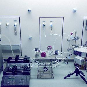 Abb. 2: Versuchsaufbau zur Synthese von Ethylenglykoldinitrat, bestehend aus einem Temperierbad mit Thermostaten (Peter Huber Kältemaschinenbau), zwei Spritzenpumpen (Harvard Apparatus GmbH) und einer Videokamera zur Überwachung. 