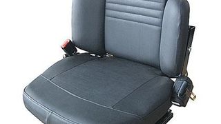 Der optimierte Columbus-Staplersitz mit ausziehbarer Sitzfläche, Neigungsmöglichkeit und funkübertragener Belastungsmessung hilft, Gesundheitsschäden zu vermeiden. Quelle: Savas GmbH (Archiv: Vogel Business Media)