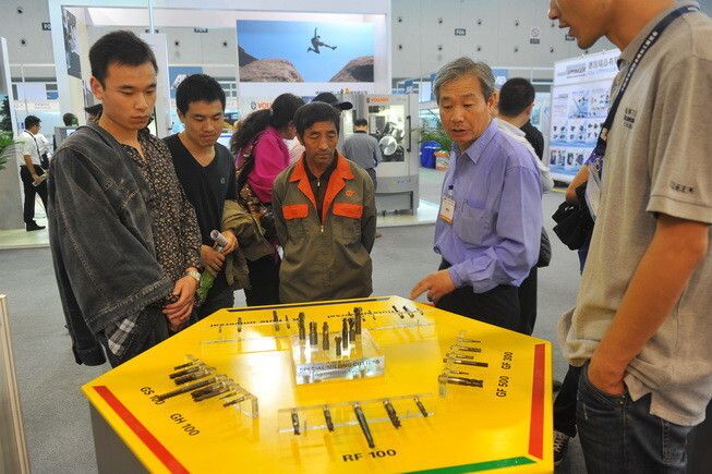 Stark war das Interesse auf der AMB China 2012 an den Werkzeugen der Paul Horn GmbH, Tübingen. (Bild: Messe Stuttgart)