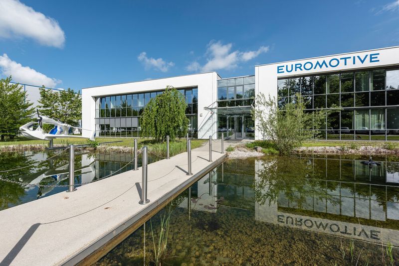 Blick auf das Betriebsgebäude der Alu Menziken Euromotive GmbH am Standort Ranshofen in Oberösterreich. Innen arbeiten Experten in Sachen Bauteilefertigung für Premiumhersteller und Sportwagenbauer aus dem Automotivesektor. (Fronius)