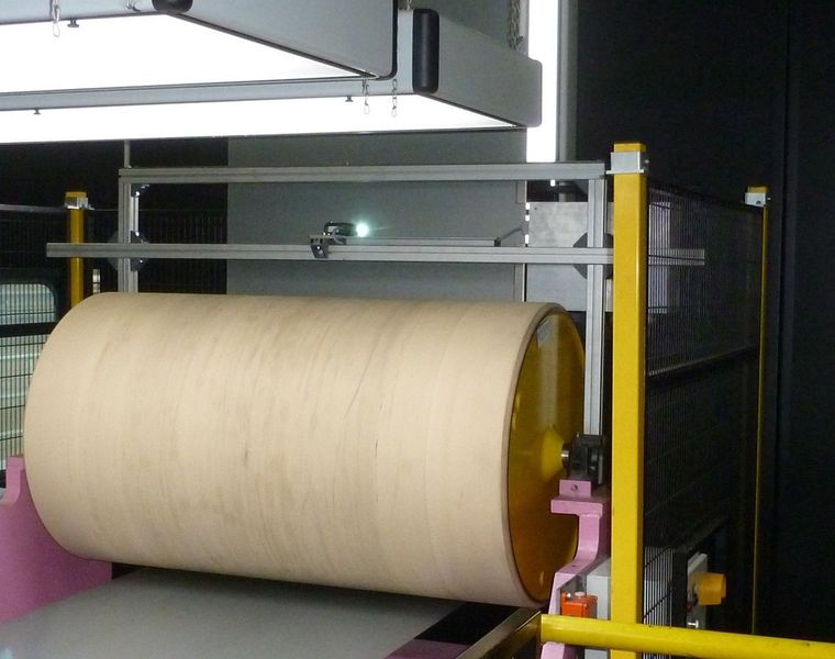 Inline-Überwachung der Farbgebung von hochwertigen Materialbändern- und Tafeln aus Titanzink mit dem spektralen Farbmesssystem Colorcontrol ACS7000. (Micro-Epsilon)