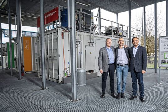 Leigh Hackett (à gauche) et Saurabh Kapoor (à droite) de Metafuels et Marco Ranocchiari (au centre) du PSI sur la plateforme ESI. C'est ici qu'est mise en place une nouvelle installation pilote sous la forme de deux modules de conteneur, afin d'y fabriquer du kérosène synthétique à base de ressources renouvelables. Leigh Hackett (à gauche) et Saurabh Kapoor (à droite) de Metafuels et Marco Ranocchiari (au centre) du PSI sur la plateforme ESI. C'est ici qu'est mise en place une nouvelle installation pilote sous la forme de deux modules de conteneur, afin d'y fabriquer du kérosène synthétique à base de ressources renouvelables.