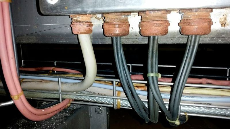 In der Lebensmittel- und Getränkeindustrie sind Verkabelungen besonderen Belastungen ausgesetzt. Werden wie im Bild ungeeignete Komponenten verwendet, können gefährliche Situationen entstehen. (Lapp)