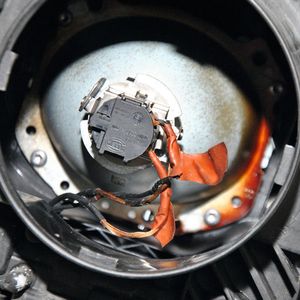 Abgerauchte Kabel: „Das passiert, wenn die Jungs statt normaler diese 100-Watt-Birnchen verbauen“, erklärt Demeter. Auch so etwas kann man instand setzen.