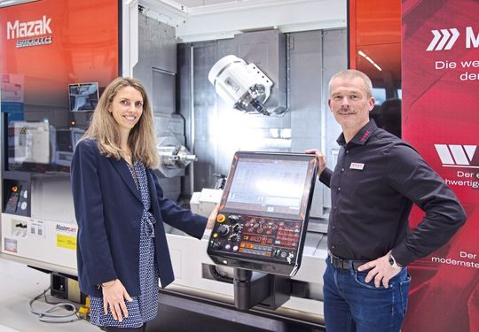 Margaux Pontieu (Chefredaktorin MSM) gemeinsam mit Thomas Sigrist (Interviewpartner und CEO der Wenk AG) vor dem Dreh-Fräszentrum «Integrex i-H Neo» von Mazak, auf dem hoch effizient Dreh-Fräskomponenten hergestellt werden können.(Bild:  Matthias Böhm)