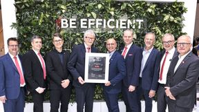 Allianz für wettbewerbsfähige elektrische Infrastruktur: Prof: Dr. Friedhelm Loh, Inhaber und Vorstandsvorsitzender der Friedhelm Loh Group, und Giampiero Frisio, President ABB Electrification (mittig v. l.). (Bild: Rittal GmbH & Co. KG / Sebastian Gabsch)