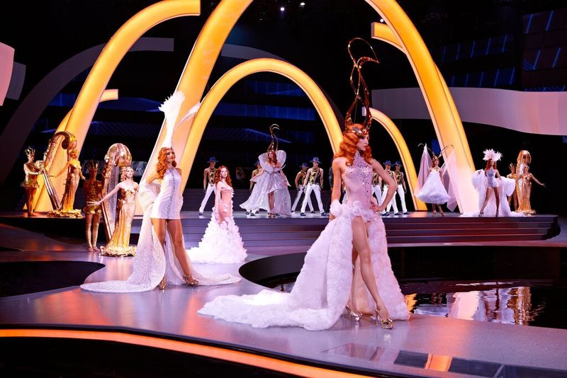 Mit Kostümen von Loher Lüders präsentieren sich Darstellerinnen im Friedrichstadt-Palast. (Friedrichstadt-Palast/Robert Grischek)