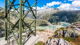 Am Grimselpass zwischen dem Haslital im Berner Oberland und dem Goms im Wallis (Schweiz) prägen Stauseen und Kraftwerksanlagen das Bild. (Bild: Stefan Schurr - stock.adobe.com)