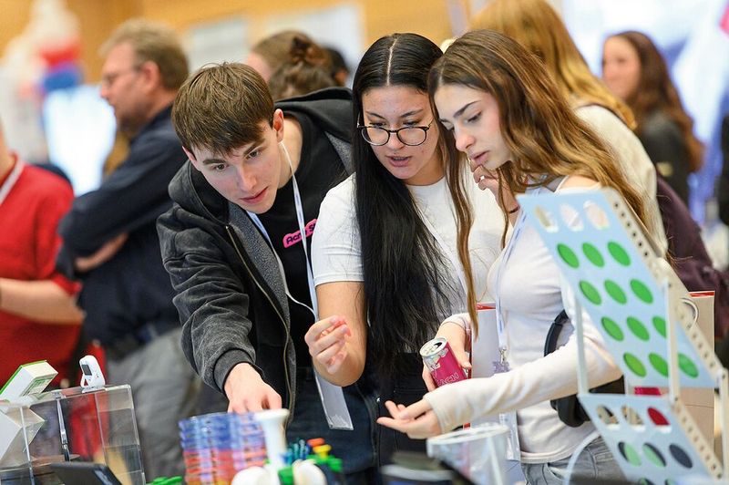 Das Entdecken von Neuigkeiten gehört mit zum Erfolgsrezept der Messe. Beim Schlendern durch die Ausstellung findet man immer wieder spannende und nützliche Kleinigkeiten.   Mehr Infos zu den kommenden LAB-SUPPLY-Messen finden Sie auf www.lab-supply.info (Bild: Stefan Stark)