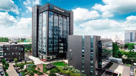 Mittlerweile beschäftigt der TÜV Rheinland allein 4.000 Mitarbeiter in China.(Bild:  TÜV Rheinland)