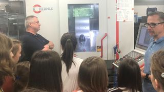 Die Mädchen beobachten die Produktion eines Werkstücks an einer der CNC-Fräsmaschinen, Thomas Müller (rechts im Bild) erklärt die Technik. (Knauer)