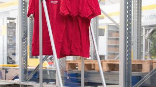 WEASEL in Kommissionierumgebung im Hängewarenlager. (SSI SCHÄFER)