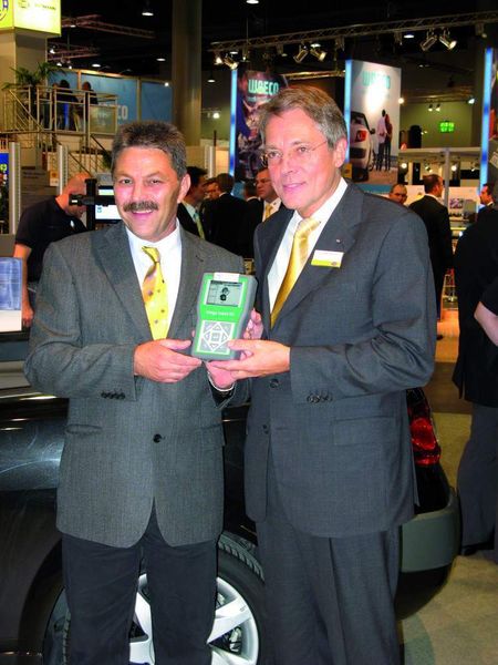 Kurt Gutmann (li.) und Dr. Jürgen Behrend von Hella (re.) präsentierten anlässlich der Automechanika neben ihrem Joint-Venture auch ihr erstes gemeinsames Produkt.  (Foto: Dominsky)
