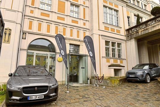 Premium Cars Rosenheim nutzt die hochkarätigen Außer-Haus-Events auch gerne, um seine Fahrzeuge vorzustellen.(Bild:  BrauerPhotos/S.Brauer)