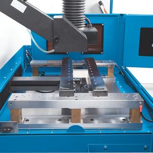 Blick in den Arbeitsraum einer Neospark 500 von Knuth. Die relativ kompakte Anlage ziere noch nicht allzu lange das Maschinenportfolio von Knuth, habe sich aber bereits eine Fangemeinde erobert.