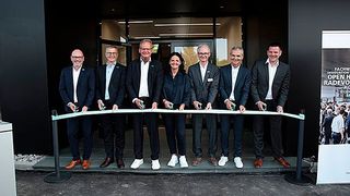 Arburg-Entscheider zerschneiden das Band zur Wiedereröffnung des ATC Radevormwald. (Bild: Arburg)