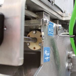 Formatverstellung: Um eine Formatverstellung zu ermöglichen, wenn eine andere Flaschengröße inspiziert werden soll, kommen Dryspin-TR16x2-Muttern zum Einsatz. Beim Umstellen auf andere Flaschen sind somit keine Wechselteile notwendig.(Bild:  Igus GmbH)