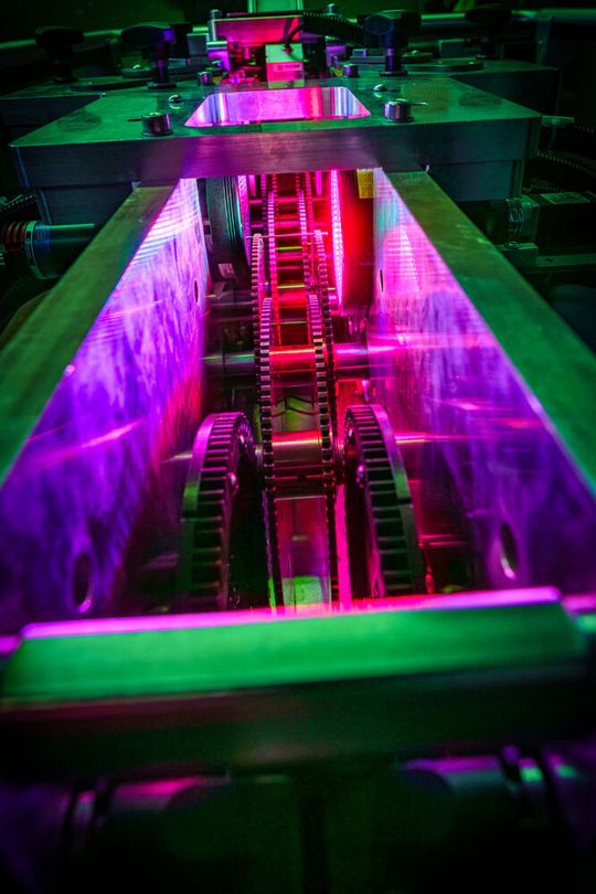 Schoellers System prüft in vier vollautomatisierten Stufen – Außendurchmesser, Geradheit und Länge, Spanfreiheit sowie Oberfläche und Schnittenden – bei einer Taktzeit von 0,5 Sekunden pro Rohr.(Bild:  Schoeller Werk)