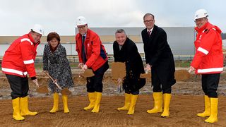 Zum Baubeginn der Großanlage für Leichtbau-Automobilbleche in Grevenbroich führten bei Hydro Aluminium den Spaten (v.l.n.r.) Werkleiter Dr. Stefan Kästner, Grevenbroichs Bürgermeisterin Ursula Kwasny, Hydro-Vorstand Ebbesberg, Bundesminister Hermann Gröhe, der ausgeschiedene Vorstand Oliver Bell und Dr. Pascal Wagner, für das Automobilgeschäft verantwortlicher Manager und Geschäftsführer der Hydro in Deutschland. (Foto: Halvor Molland)