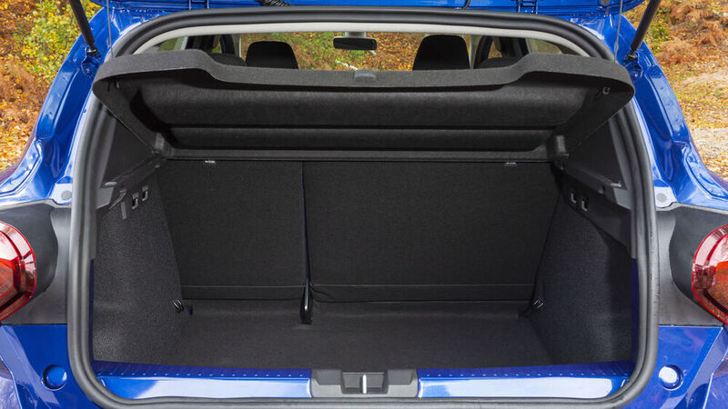 Der Kofferraum ist ordentlich groß, aber kaum variabel. (Dacia)