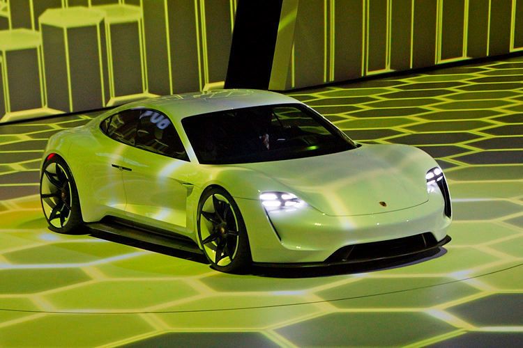2019 soll Porsches erstes Elektroauto in den Handel rollen, hier die Studie Mission E. (Porsche)