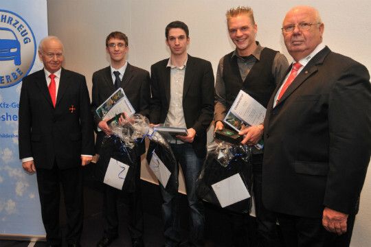 Die Prüfungsbesten der Innung Hildesheim: (v.li.) Manfred Steinbrecher (Obermeister), Christian Gewel, Gianluca Fragasso, Hauke Dehmel  sowie Hartmut Schutte (Vorsitzender des Prüfungsausschusses). (Foto: Innung)